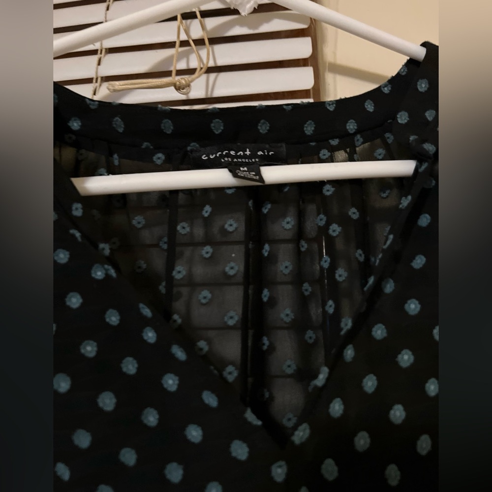 Medium current air sleeveless see through shirt.